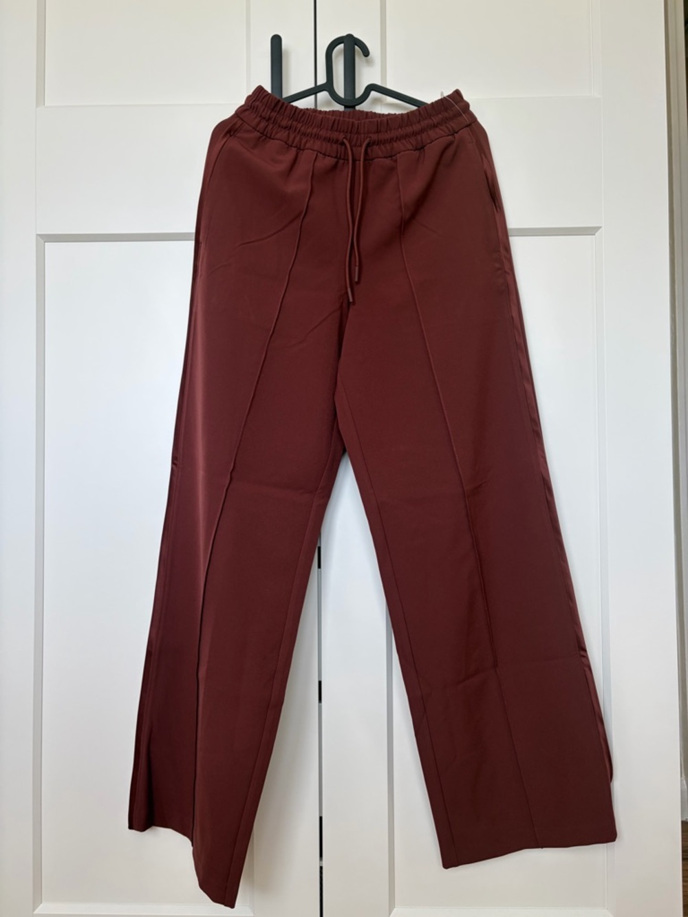 Athleta Straight-Leg Drawstring Pants in Maroon